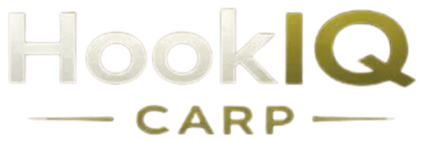 HookIQ Carp Schriftzug — KI-Angel-App für Karpfenangler